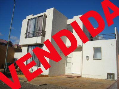 Estacionamiento para dos vehiculos,pieza de estudios,bodega,quincho para asados,bodega de aseo,condominio con piscina,salon de eventos,area de juegos,estacionamiento para dos vehiculos,guardia las 24 horas. 
Esta propiedad no esta pareada,patio completo ceramica,piezas con alfombra,cocina amoblada,terraza amplia.
