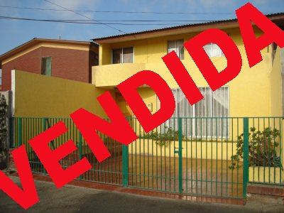 Hermosa casa con piscina, amplios dormitorios,antejardin,estacionamiento para dos vehiculos,comedor de diario,balcon,primer nivel ceramica,segundo nivel piso flotante,cerca de colegios,supermercado Jumbo,bodega,amplios espacios.