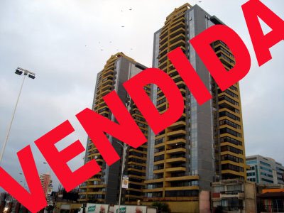 Hermoso departamento,terraza con hermosa vista al mar,cocina amoblada con horno,campana,lavadora con secadora,piso flotante,sistema de propio de energia electrica,gimnasio,piscina,sala de eventos,bodega,estacionamiento,aspirado central.