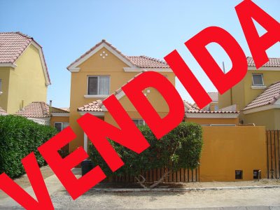 Hermosa casa ampliada, con hermosas terminaciones,amplio patio,y una ampliacion extra en el primer niveo para sala de estudios u otro dormitorio.

El condomino cuenta con piscina, sala de evntos juegos infantiles, guardia en acseso las 24 horas y un ambiente calido y familiar.

Todo con ceramica y hermosas terminaciones.