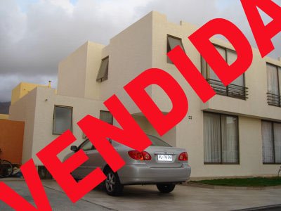 Estacionamiento para dos vehiculos,pieza de estudios,bodega,quincho para asados,bodega de aseo,condominio con piscina,salon de eventos,area de juegos,estacionamiento para dos vehiculos,guardia las 24 horas. 

Piso de antejardin y patio de Porcelanato, ventanas con mosqueteros de aluninio,incluye lamparas.

