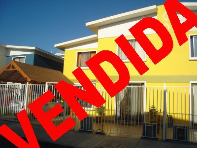 Hermosa casa con amplio antejardin,patio,todo ceramica,hermoso jardin,cerca de Colegio Antofagasta,a pasos del mar,amplios dormitorios,estacionamiento para dos vehiculos,hermoso diseño interior y detalles en pino oregon en sala segundo nivel,toldo automovil y puerta salida lateral.