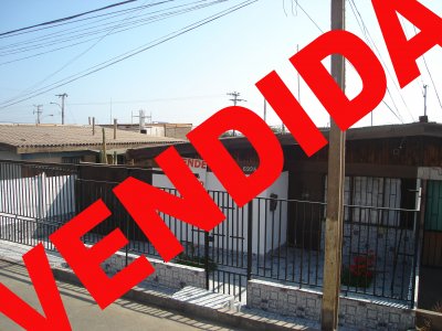 Hermosa casa a una cuadra de avenida.Amplio terreno con gran patio y estacionamiento para dos vehiculos.
Gran antejardin,locomoción cerca,buen barrio.