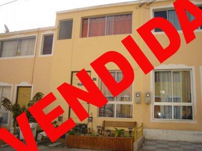 Hermosa casa en villa, al lado de colegio Lancaster. Todo cerámica, material solidó, loza para tercer piso con cerámica, estacionamiento, portón eléctrico, $ 2.000  gastos comunes, locomoción a la puerta, sala de lavado, estacionamiento para dos vehículos.
Patio con quincho para asados,baño segundo nivel con vanitorio. 

