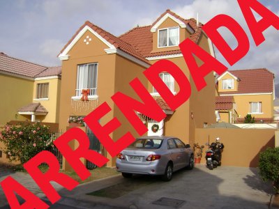 Hermosa casa en sector condominios, estacionamiento, cerca de colegios , Inacap, costanera.
Amplio patio con cerámicas y salida lateral, pérgola, hold, logia.

Condominio cuenta con sistema de tele vigilancia, conserjería las 24 horas , piscina y hermosos espacios.

