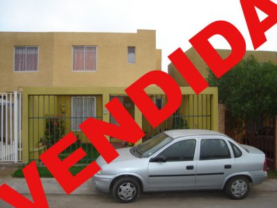 Hermosa casa en sector condominios (Alta vista).amplio antejardín con estacionamiento, primer nivelo todo cerámica, con baño de visitas, cocina amoblada y patio techado con lavandería.
Segundo nivel con tres dormitorios con amplios closet, piso flotante, baño con tina, dormitorio matrimonial amplio.

Locomoción a la puerta, cerca de nuevo Inacap, colegio Antofagasta y frente a plaza con juegos infantiles..
