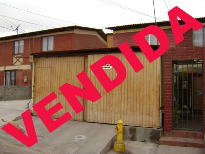 Grna casa con estacioanmiento techado y cerrado para 2 vehiculos,todo ceramica,logia.
Ceraca de colegios y supermercado.