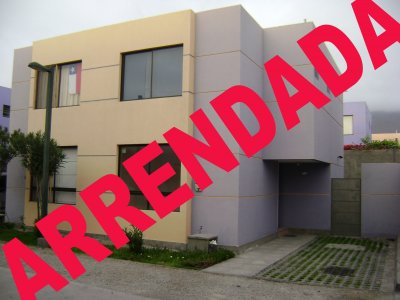 Amplia casa en condominio,conserjeria,sistema de seguridad las 24 horas,piscina,estacionamientro,amplio patio.
Gastos comunes $ 35.000.