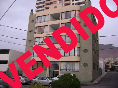 Amplio departamento en excelente sector,piso flotante,cocina amoblada con logia,hermosa vista al mar,2 baños completos,terraza para asados y como tendedero.
Arriendo estacionamiento $40.000.-