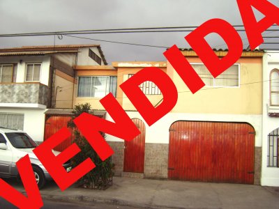 Casa en buen sector, son tres casas en una, con entradas independientes,estacionamiento para dos vehiculos,en primer nivel dos dormitorios y dos baños.
Segundo nivel,3 dormitorios y dos baños.
Amplio patio,cerca de todo,buen barrio