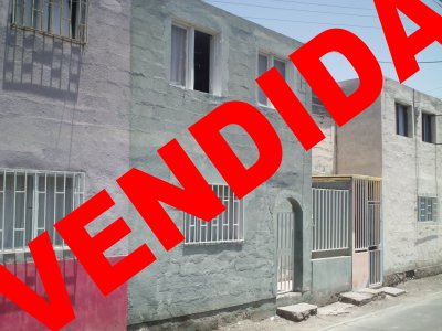Casa a minutos del centro en excelente sector.
A minutos del centro de la ciudad,locomoción a la puerta,de material solido,loza para hacer tres dormitorios mas.

