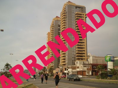 Amplio departamento con hermosa vista al mar.
Amoblado completo con dos camas de 2 plazas y uno de una y media,televisor,dvd,comedor,juego terraza,living,comedor para seis personas,etc.
2 estacionamientos,piscina,gimnasio,sala de juegos,sala eventos,sala estudios, áreas verdes,conserjeria las 24 horas.
