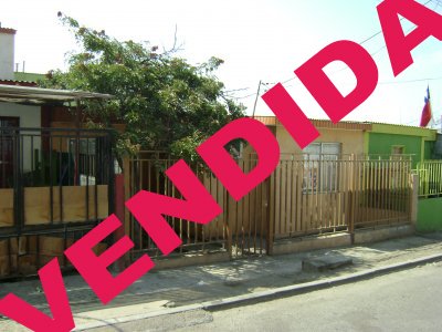 Hermosa casa todo ceramica,patio,bodega y logia.
Locomocioón a la puerta a pasos de consultorio.