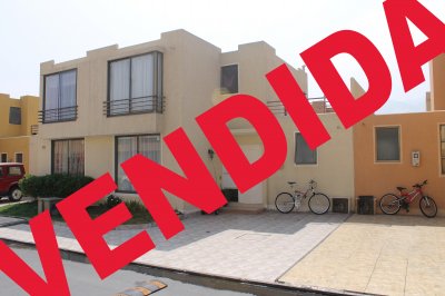 Amplia propiedad con dormitorio en primer nivel.
Segundo nivel todo piso flotante nuevo y primer nivel nivel cerámica.
Amplio patio con piso cerámico.
Terraza en segundo nivel para habilitar como un dormitorio adicional.
Condominio cuenta con sistema de conserjeria las 24 horas y circuito cerrado de televisión.
Piscinas,juegos infantiles, áreas verdes y grato ambiente residencial.