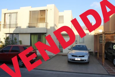 Amplia propiedad con dormitorio en primer nivel.
Segundo nivel todo piso flotante nuevo y primer nivel nivel cerámica.
Amplio patio con piso cerámico.
Terraza en segundo nivel para habilitar como un dormitorio adicional.
Condominio cuenta con sistema de conserjeria las 24 horas y circuito cerrado de televisión.
Piscinas,juegos infantiles, áreas verdes y grato ambiente residencial.