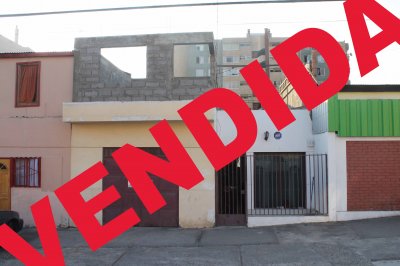 Excelente propiedad ubicada en sector central y cerca de todo.
Segundo nivel construido un 60% con tres dormitorios,baño y sala de estudios.
la propiedad cuenta con un gran patio,bodega y garage.
Todo ceramica y dormitorios piso flotante.