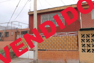 Hermosa y amplia casa ubicada en excelente sector.
Estacionamiento,antejardin,patio,dormitorios amplios,sala de estudios,,cocina amoblada,todo cerámica,baño completo cerámica,todo solido.
Cerca de colegios,supermercados, locomoción.

