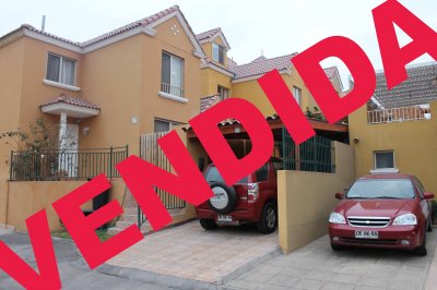 Hermosa casa todo cerámica,dormitorios piso flotante,dormitorio principal walking closet y baño en suite.
Estacionamiento para dos vehículos,bodega,taller.
Antejardin con amplia terraza con quincho para asado,techo de pino oregon y teja americana.
Condominio cuenta con sistema de vigilancia las 24 horas,circuito cerrado de televisión,piscina y juego infantiles.