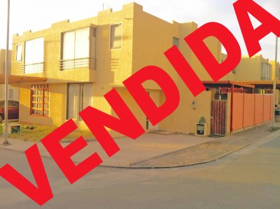 Hermosa casa en buen sector residencial.
Estacionamiento,amplio patio,todo cerámica,cerca de colegio,supermercados,impecable.