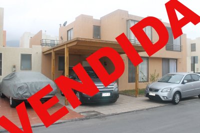 Hermosa casa con dormitorios matrimonial en primer nivel,primer nivel cerámica y segundo piso flotante.
Patio con quincho,pergola y bodega.
Propiedad incluye,todos los muebles,cortinas,lamparas,camas,excepto televisores.