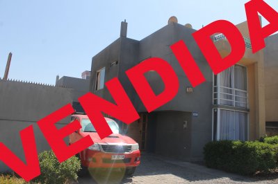Amplia casa con finas terminaciones y vista la mar.
Estacionamiento oara 2 vehículos,lavandería primer nivel que puede transformarse en un quinto dormitorio.
patio con piso de cerámica,con quincho y bodega
Casa ubicada en condominio ampliada y con un living espectacular con chimenea y terraza para ampliar.
Gastos comunes $65.000