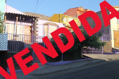 Hermosa casa con ampliaciones regularizadas,todo cerámica,amplio patio,losa para segundo nivel.
Cerca de colegios,supermercado y con locomoción a la puerta.