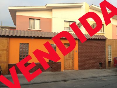 hermosa y amplia casa ubicada en excelente sector cerca de supermercados y colegios.
Cocina amoblada con comedor de diario,estacionamiento para dos vehículos,terraza.
Todo piso flotante excepto antejardin,baños y cocina. 