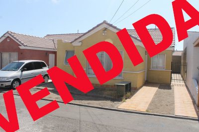 Hermosa casa se vende por traslado de ciudad de sus dueños.
piso completo de ceramica,amplio patio,acceso lateral,estacionamiento,vidrios de seguridad laminados en toda la casa.
Propiedad en perfectas condiciones.