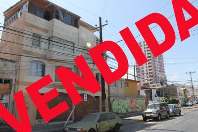 Casa en excelente sector,dos estacionamientos,piso flotante,a pasos de Universidad Santo Tomas,supermercado Lider y Municipalidad.
terraza con loza para ampliar cuarto nivel.