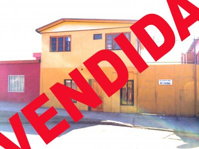 Amplia casa en excelente sector ,con 7 piezas con baño en la parte trasera de la propiedad,ideal para arriendo.
Estacionamiento para 2 vehículos y amplios espacios.
Cerca de todo y a minutos del centro de la ciudad.