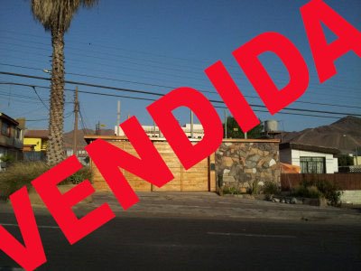 Propiedades fucionadas en 400 mt2 Entradas por Av Argentina y Psje Sta Cecilia
Propiedad  que consta de 200 mt2 Construidos en material solido de dos niveles terrazas en 2do nvel con vista 
a los 4 puntos cardinales de la ciudad.Estilo mediterraneo con grandes ventanales.
Todos los niveles aseguran luminosidad y ventilación.
-Escala de acceso comoda y segura revestida en porcelanato con cúpula de luz de hermoso diseño
-3 dormitorios 
-3 baños 1 en suite con walking closet
-Amplia sala de estar con muros revestidos en piedra pizarra
-Sala de estudios 
-Cocina amoblada
-Comedor amplio
-Habitación de servicio con closet
-Lavanderia y habitacion de planchado con closet
-Toda la casa tiene pisos en porcelanato
-7 portones  en madera firmes y seguros
-Cerco electrico en toda la propiedad
-Cuenta con estacionamiento para 5 vehiculos aprox.
-Patios con vegetación y 100 metros de suelo y paredes revestidos de piedra laja,Quincho de piedra laja.
-Cascada de agua arquitectonica 
-100 mt2 en construcción de oficinas coemrcialescon salida a aav. Argentina
