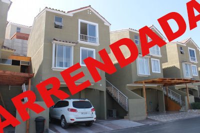 Hermosa casa ubicada en excelente sector de la cuidad, con estacionamiento para dos vehículos,amplio patio y lavandería.
Condominio cuenta con conserjería las 24 horas,juegos infantiles y piscina.