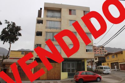 Hermoso departamento ubicado en sector sur de la ciudad,ele edificio cuento con solo 8 departamentos.
Estacionamiento techado con piso de cemento,bodega,gastos comunes solo $15.000
Cerca de colegios,supermercados y universidades.