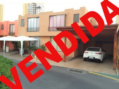 Hermosa casa con ampliación para sala de estar y con loza para ampliar dormitorios de segundo nivel.
Finas terminaciones en ampliación,lavandería y quincho para asados.
Estacionamiento para dos vehículos.

condominio cuenta con sistema de tele vigilancia y conserjería las 24 horas.
Además piscina y ala de eventos.