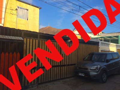 Casa ubicada en excelente sector y con locomoción a la puerta.
5 dorrmitorios,2 en el primer nivel y tres en el segundo,bodega,patio,amplio estacionamiento.
