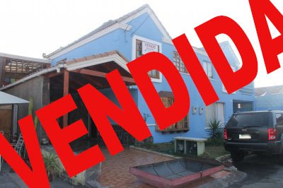 Amplia casa en condominio con hermosas terminaciones y practicas ampliaciones,
Primer nivel todo ceramica,segundo nivel piso flotante,estacionamiento para tres vehículos,quincho para asados,terraza,baño con banitorio doble y lindas aplicaciones en toda la casa en pino oregon.
