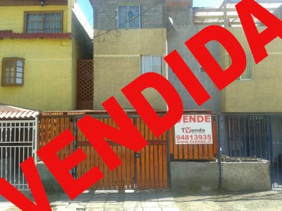 Amplia casa con estacionamiento,primer nivel piso cerámica y siguientes niveles piso flotante.
Dormitorios grandes y a pasos de supermercado jumbo punto de encuentro,colegios y locomoción a la puerta.