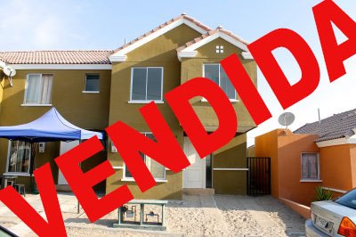 Por traslado se vende propiedad nueva y sin uso.
Casa tal y cual como la entregaron,entrega inmediata al momento de firmar promesa de compraventa.
Estacionamiento,acceso lateral,amplio patio,estacionamiento de visitas,piscina,conserjería las 24 horas.
