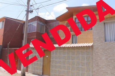 Hermosa casa ubicada en sector coviefi con 3 dormitorios en segundo nivel y un amplio y espectacular dormitorio en el tercer nivel con baño en suite.
Patio,estacionamiento y gran antejardín.
Construcción completa de material solido,cerca de supermercado,colegios y a minutos del centro de la ciudad.
