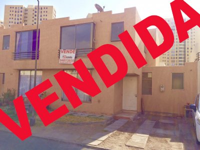 Amplia casa con 4 dormitorios,3 baños y dos en suite.
Un dormitorio en primer nivel.
Amplio patio con quincho para asado.