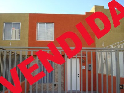Amplia casa con hermosas terminaciones y ampliada.
Remodelada 100%,estacionamiento, frente a parque.
