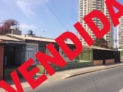 Amplia propiedad ubicada en plena avenida a metros de parque Nicolas Tirado.
Amplio estacionamiento para 2 vehículo,patio.