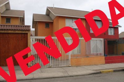 Hermosa casa ubicada en sector condominios y excelente y tranquilo barrio residencial.
Estacionamiento,amplio patio,antejardin,cerca de colegios,supermercados y centros médicos.
