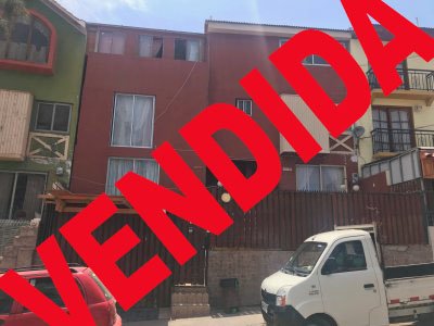 Dos casas en una, ideal para residencial o familia que desee arrendar una de las casas.
Estacionamiento,amplio patio,cocinas amobladas, excelente sector,frente a plaza y parque con juegos infantiles y áreas verdes.