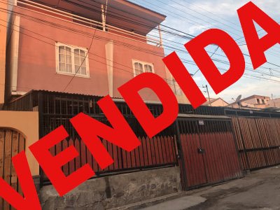 Amplia propiedad dos casas en una con entradas independeintes.
Quincho para asados, estacionamiento,bodega y balcón con hermosa vista.