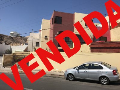 Amplia y hermosa casa ubicada en parque ingles.
3 Niveles,amplia terraza,patio grande, estacionamiento para tres vehículos.
Esta propiedad esta ubicada en plena avenida Andres Sabella.